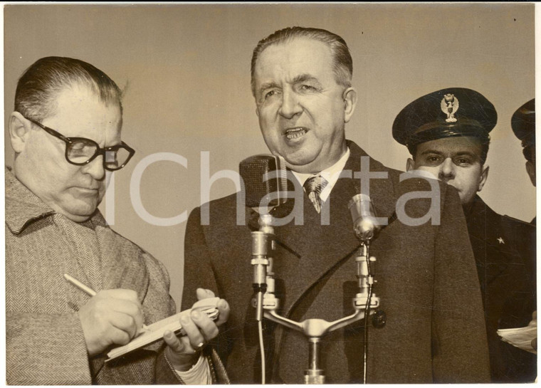 1959 ROMA Ministro Giuseppe PELLA in conferenza stampa prima di una partenza