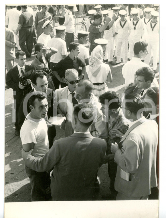 1960 PALERMO Marinai e curiosi assistono al recupero del motopeschereccio SALEMI