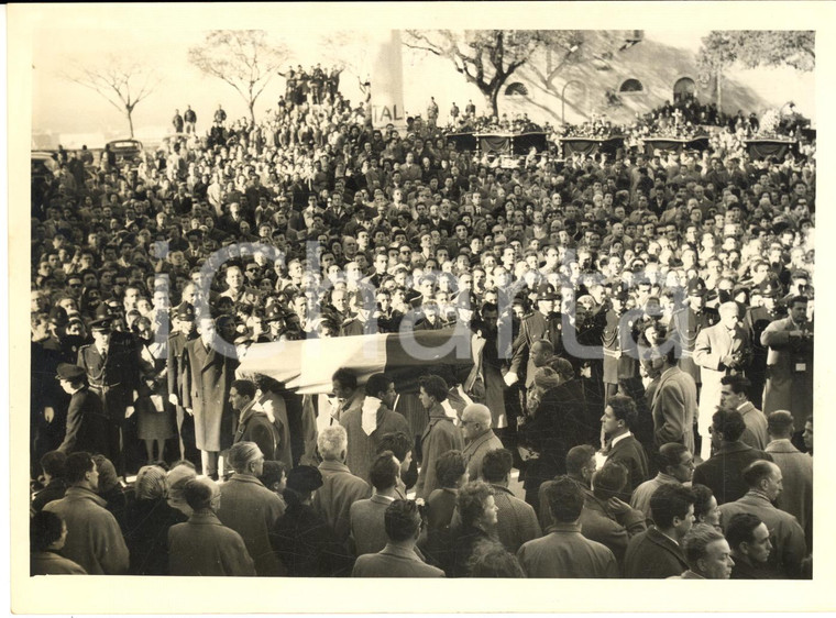 1953 RIVOLTA DI TRIESTE Funerali delle vittime nella chiesa di San Giusto - Foto