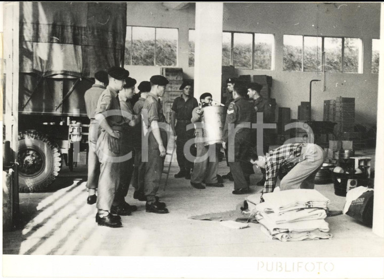 1953 TRIESTE Allestimento di un'asta con beni dei soldati anglo-americani *Foto