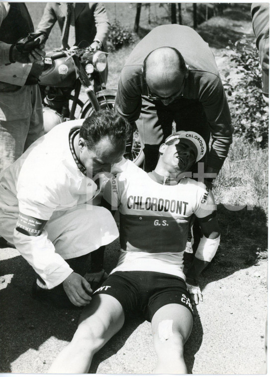 1958 41^ GIRO D'ITALIA 1^Tappa - Emilio BOTTECCHIA si ritira dopo una caduta