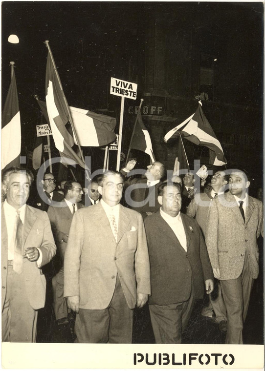 1954 ROMA Manifestazioni al Milite Ignoto per il ritorno di Trieste all'Italia