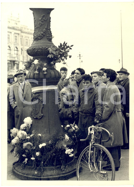 1953 RIVOLTA DI TRIESTE Fiori in memoria delle vittime triestine *Foto 13x18