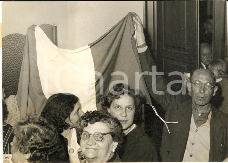 1954 TRIESTE La Lega Nazionale distribuisce il tricolore alla popolazione - Foto