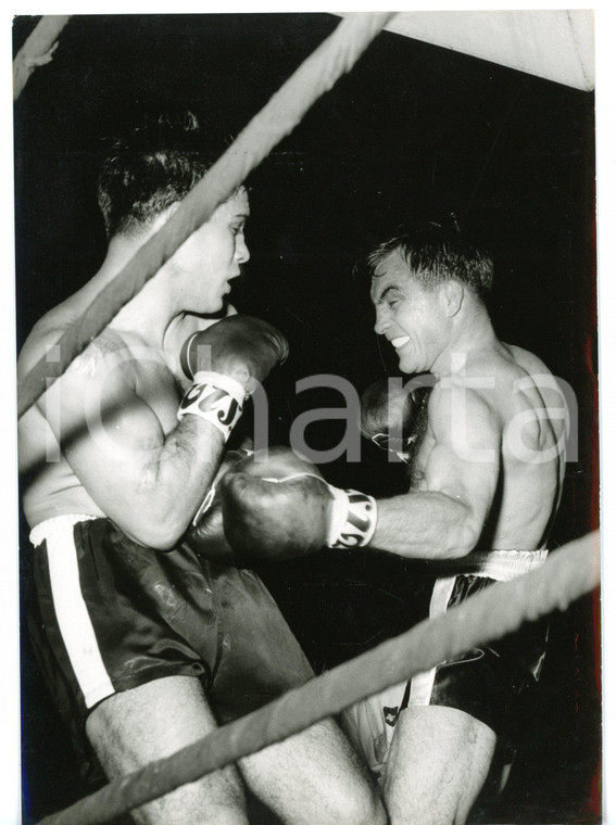 1957 MILANO BOXE Charles HUMEZ costringe Italo SCORTICHINI alle corde *Foto