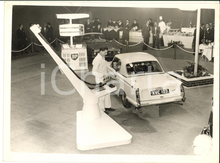 1955 ca LEAVESDEN - BRITISH PETROLEUM - New automatic fuel dispenser AUTOVISTA
