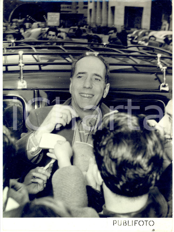 1954 GENOVA Humphrey BOGART circondato dai fan *Fotografia 18x24 cm