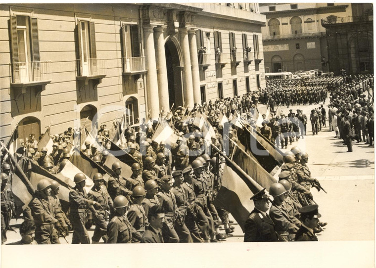 1955 NAPOLI Raduno del Fante - La parata con le bandiere *Foto 18x13 cm