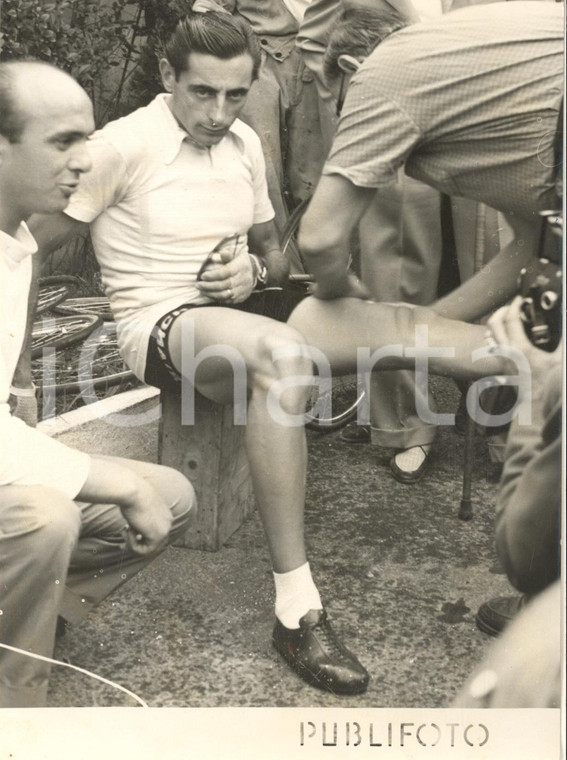 1956 CICLISMO GIRO D'ITALIA MILANO Fausto COPPI dopo la caduta *Foto 13x18 cm