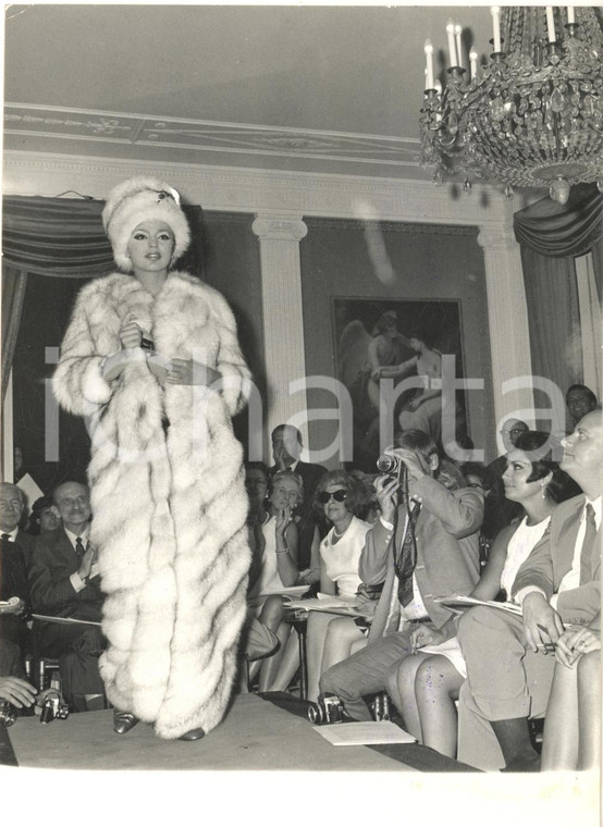 1960 ca ROMA MODA Ira Von FURSTENBERG sfila in pelliccia per il sarto TESTA