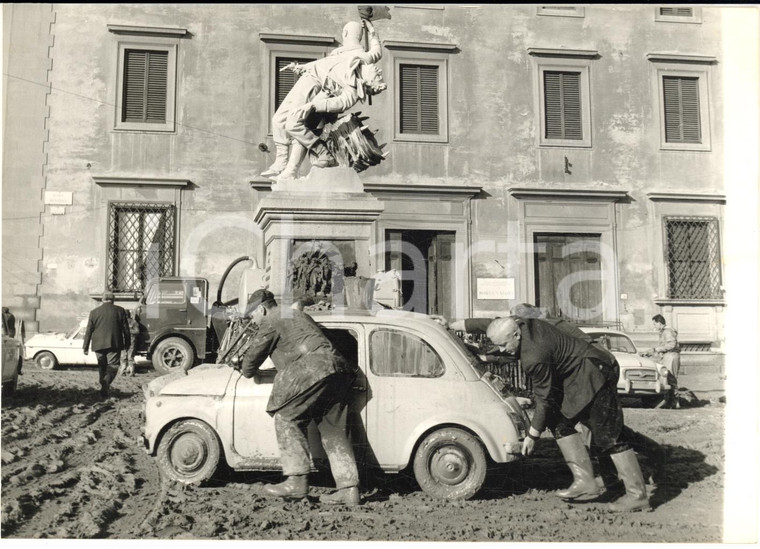 1966 ALLUVIONE DI FIRENZE Piazza MENTANA - Cittadini salvano FIAT 500 dal fango