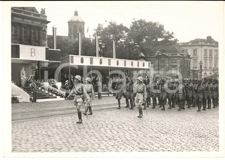 1955 ca BRUXELLES Défilé des GARDES TERRITORIAUX face à la tribune d'honneur