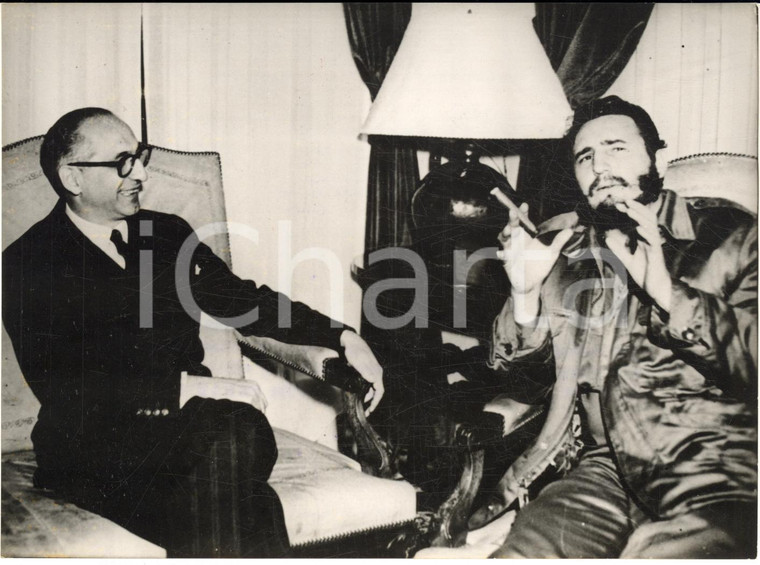 1959 BUENOS AIRES Cuban Prime Minister Fidel CASTRO talking to Arturo FRONDIZI