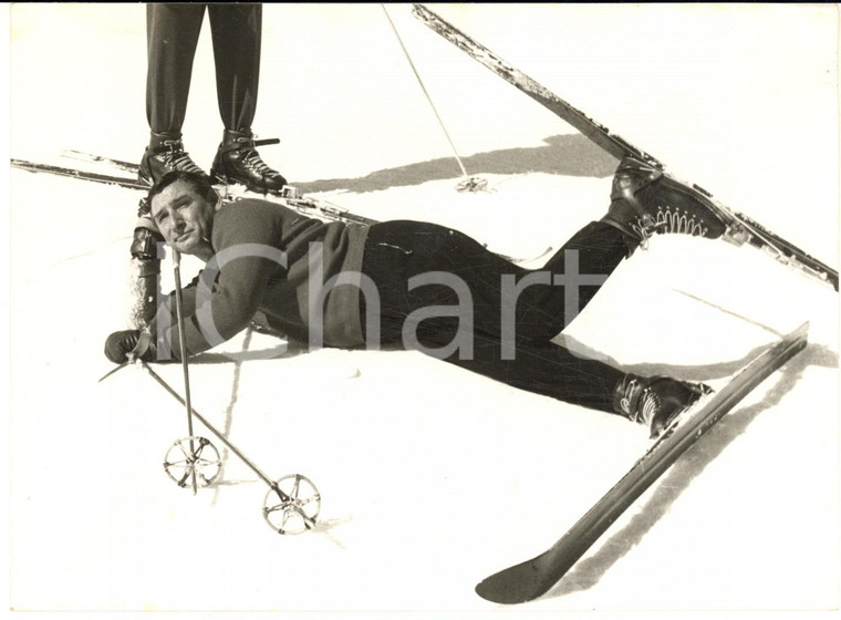 1957 CERVINIA Renato RASCEL sdraiato con gli sci nella neve - Foto 18x13 cm