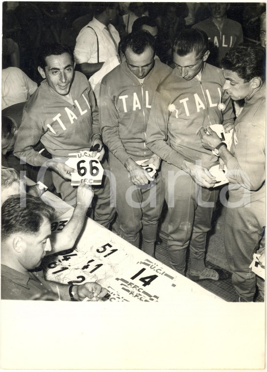 1958 REIMS Mondiali CICLISMO - Fausto COPPI ritira il numero di gara *Foto 13x18