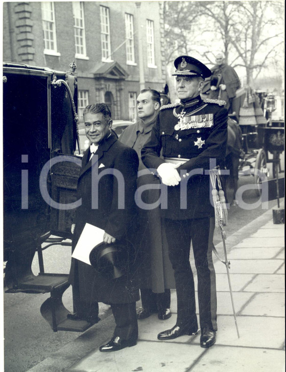 1961 LONDON Mexico's new Ambassador Antonio ARMENDARIZ going to the Queen *Photo
