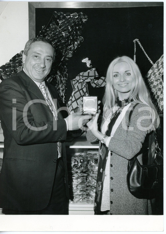 1970 MILANO Alberto WANVER consegna targa ZARATHUSTRA CLUB a Paola PENNI *Foto
