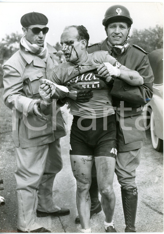 1958 CICLISMO 36^GIRO D'ITALIA 1^TAPPA - Luciano MAGGINI ferito dopo la caduta