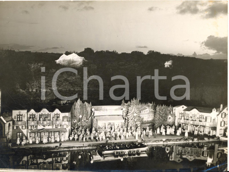 1957 SCARBOROUGH Open Air Theatre - Final scene in "White Horse Inn" Photo 20x15