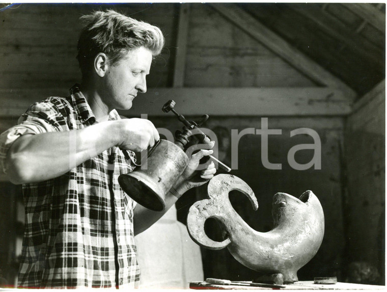 1958 STALHAM (UK) Matthew FRERE-SMITH working on a fountain in his studio *Photo