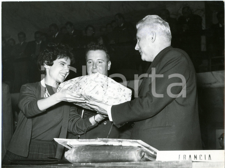 1960 ROMA CONGRESSO PCI Attivista porge dono al capo della delegazione francese