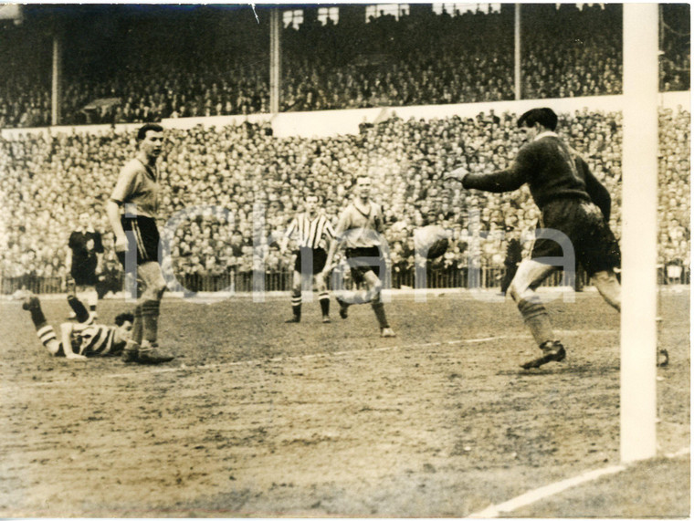 1959 FOOTBALL FA CUP - Sheffield United-Norwich City - Save by Ken NETHERCOTT