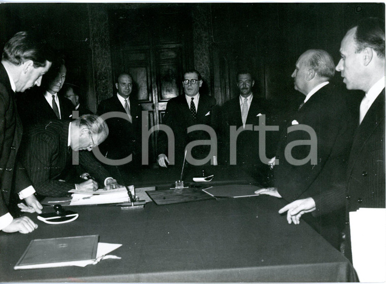 1954 ROMA Ashley CLARKE e Attilio PICCIONI firmano accordi internazionali *Foto