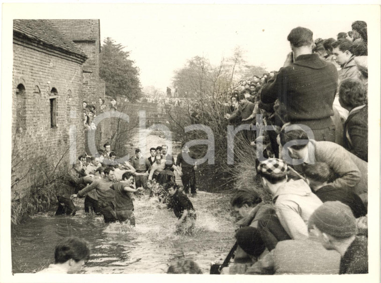 1961 ASHBOURNE The annual Shrove Tuesday contest in the Henmore Brook *Photo