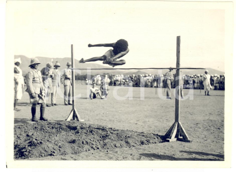 1935 ca AOI ETIOPIA (?) Indigeno in una gara di salto in alto - Foto 11x9 cm