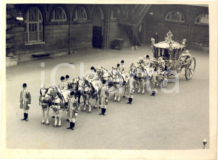 1953 LONDON CORONATION DAY - The State Coach paraded at the Royal Mews *Photo