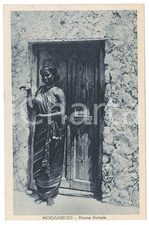 1932 MOGADISCIO - SOMALIA ITALIANA Donna somala - Cartolina FP NV  Cartolina postale d'epoca, non viaggiata ma con testo manoscritto al verso.CONDIZIONI: FAIR (Lievi smussature agli angoli)FORMATO: FP    originale e autentica 1