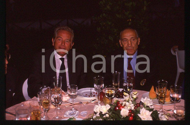 ITALIA - CALCIO Giampiero BONIPERTI Enzo BEARZOT 1990 ca - 35mm vintage slide 1 Diapositiva originale, in formato 35 mm.Per i diritti rivolgersi a ICharta.E' severamente vietata la riproduzione. Tutti i diritti sono riservati.ICharta mette in vendita, sul negozio eBay e in esclusiva sul sito "icharta" il proprio archivio composto da numerose diapositive e negativi fotografici d'epoca, tutti originali e autentici, che attraversano la storia del costume tra la fine degli anni Sessanta e Novanta.Si tratta di uno sguardo inedito sull'attualità, la politica, la vita quotidiana, il gossip e la cultura, che fotografa il cambiamento della nazione in quest'ultimo scorcio del XX secolo. Un'occasione unica per il mercato del collezionismo, che vede finalmente disponibile un archivio eccezionale per vastità, tematiche e condizioni, in un settore (il negativo fotografico e la diapositiva) di assoluta novità e dalle interessanti prospettive di investimento.  GOOD/buono   originale e autentica 1