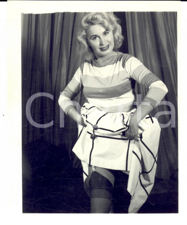 1965-ca-usa-erotica-vintage-mature-woman-raising