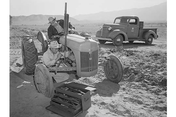 Tractor repair: Driver Benji Iguchi, Mechanic Henry Hanawa,