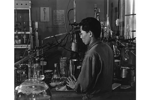 Frank Hirosama [i.e., Hirosawa] in laboratory