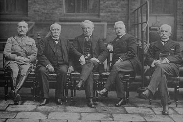 Foch, Clemenceau, Lloyd George, Orlando, Sonnino pose in world leader's conference