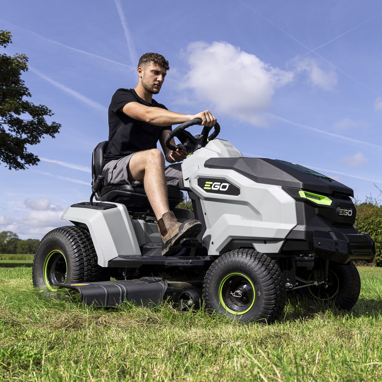 TR4200E 107cm Ride-on Side Discharge Tractor Mower