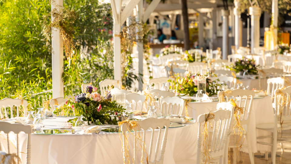 How to Keep Tablecloths Clean and Fresh for Restaurants