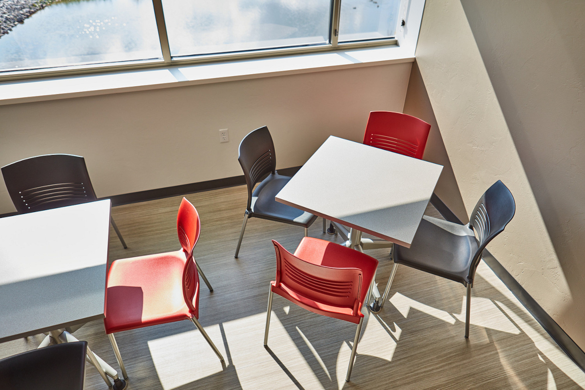 heartandvascularinstitute-striveseating-pirouettetables-breakroom-cafe.jpg