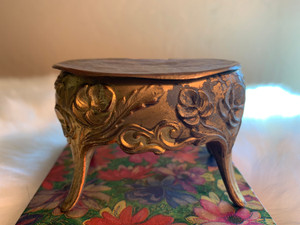 Pretty oval Art Nouveaux Metal Jewelry/Trinket box on legs. Pretty oval Art Nouveaux Metal Jewelry/Trinket box on legs.