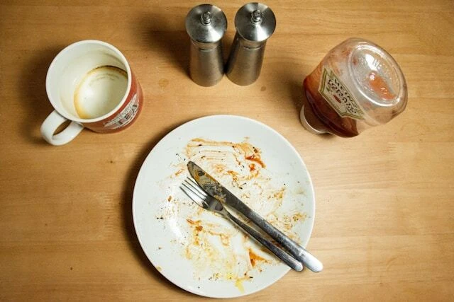 dirty dishes that can attract cockroaches