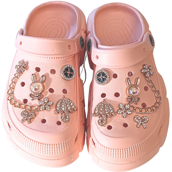 Light Pink Royal Umbrella Charm Clog – Soft pink clogs featuring a dazzling rhinestone umbrella and chic gold chain.