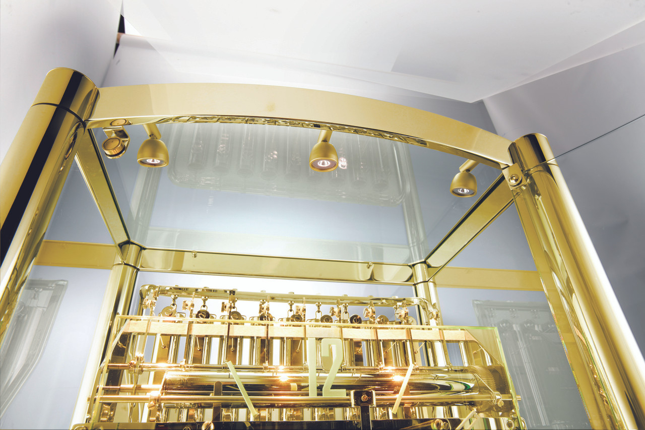 0126-06-01 | Kieninger Showcase Clock | Glenbryde