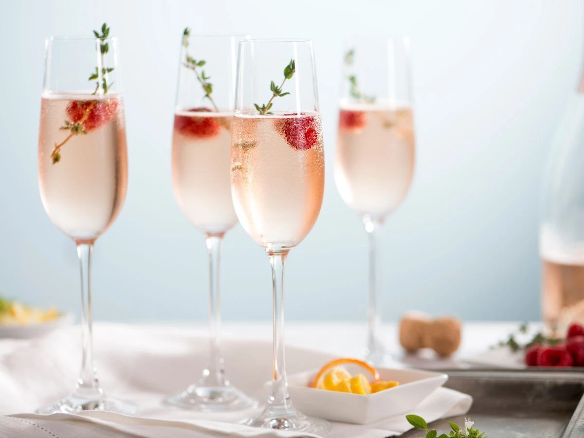 Alcohol-free brunch sparkling wine for modern motherhood