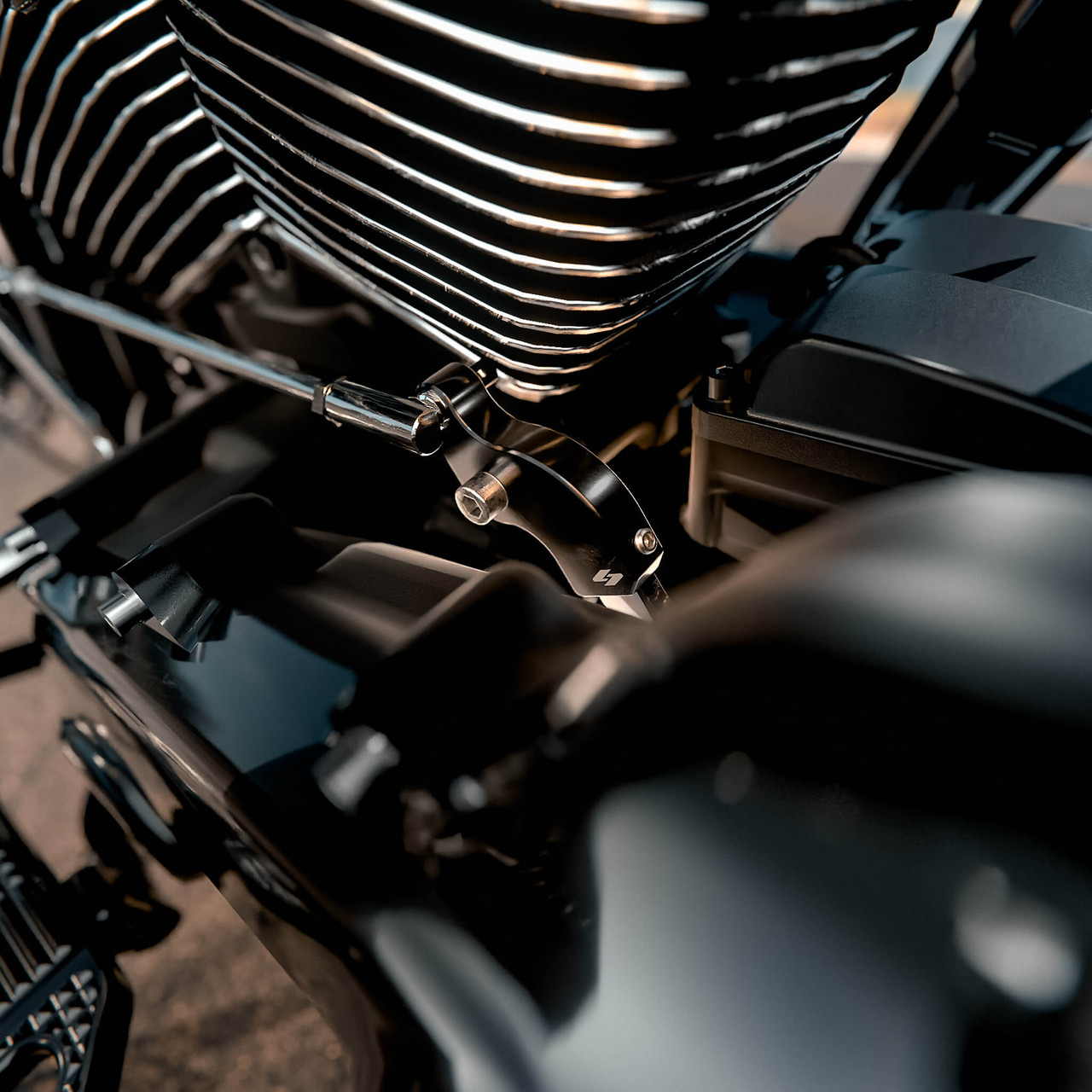 KRAUS EZシフト (ブラック) M8 ツーリング　ソフテイル EZ-Shift™ (M8 Bagger, 18+ Softail)