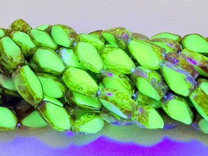 UV Reactive Glass Beads