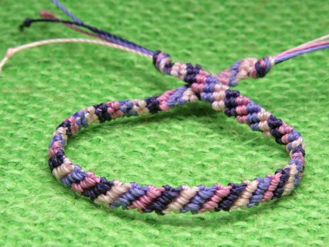 DIY Friendship Bracelet with a Diagonal Pattern with 3 Colors