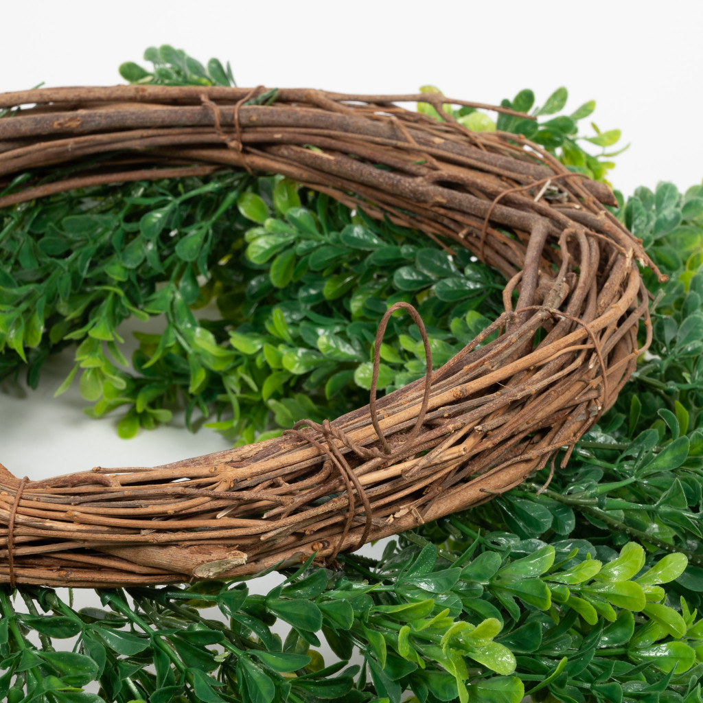 BOXWOOD WREATH - LIGHT GREEN - 22 INCH