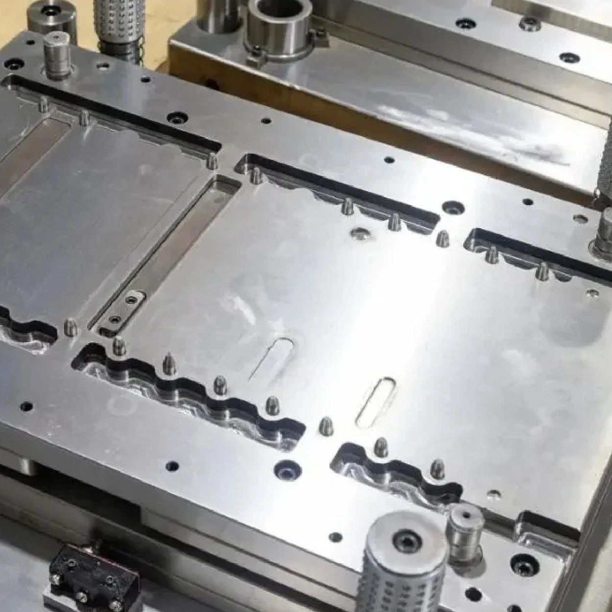 VERSATILE MOLD AND DESIGN