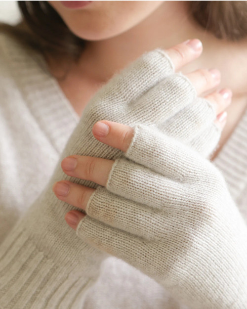 View of  finger less  feature on the Alashan Cashmere Cashmere Essential Fingerless Glove in Cloud